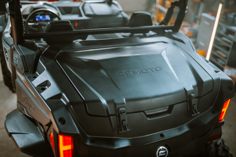 ZFORCE 950 SPORT — Arrumação superior