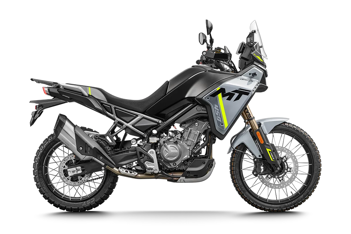O CFMOTO 450MT é uma motocicleta de aventura (ADV) projetada para oferecer desempenho em diversos terrenos, combinando agilidade, conforto e robustez.