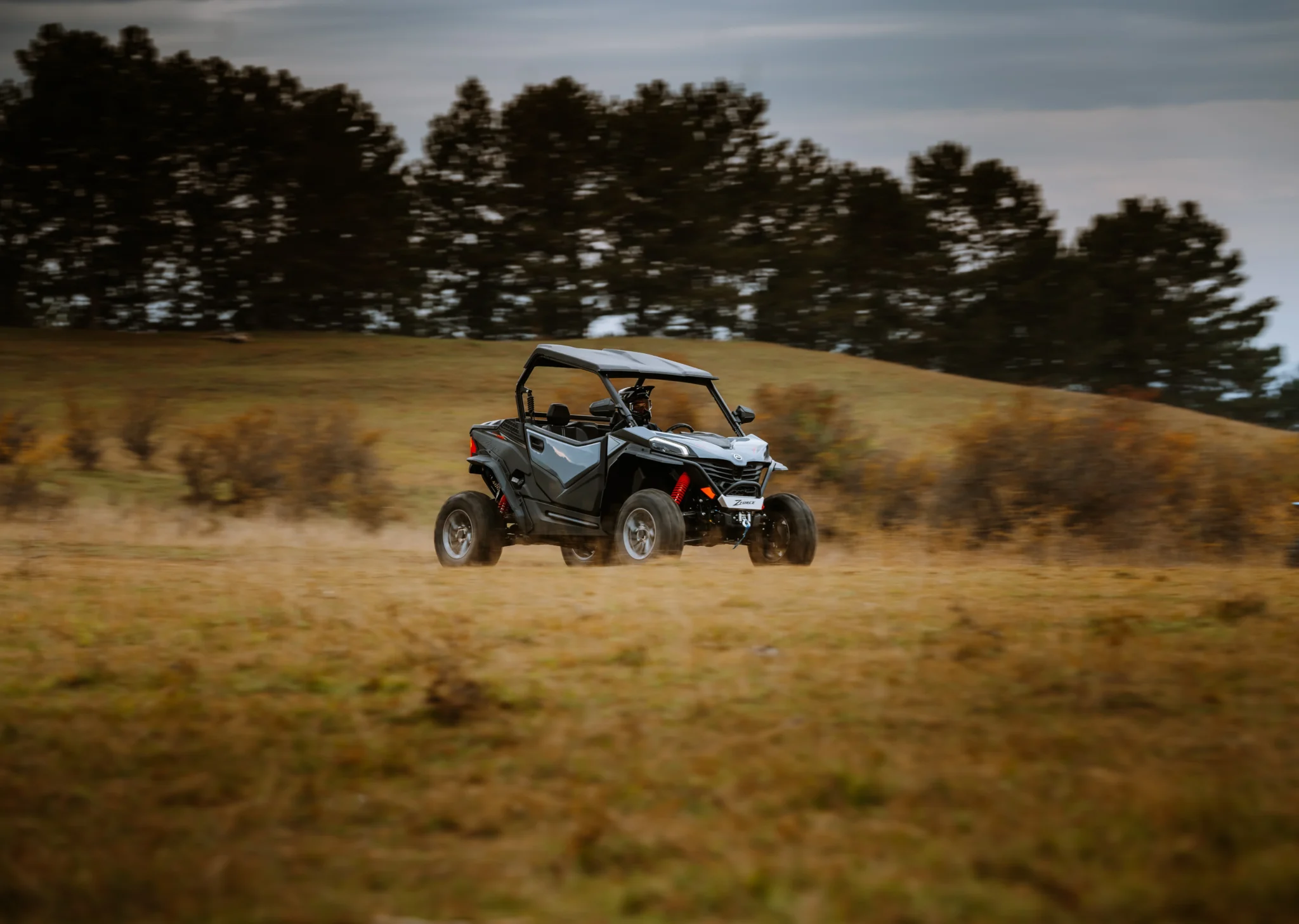 O CFMoto ZForce 950 Sport é um UTV de alto desempenho com motor V-Twin de 963 cc, 85 cv, suspensão independente e direção assistida, projetado para aventuras off-road com agilidade e conforto.