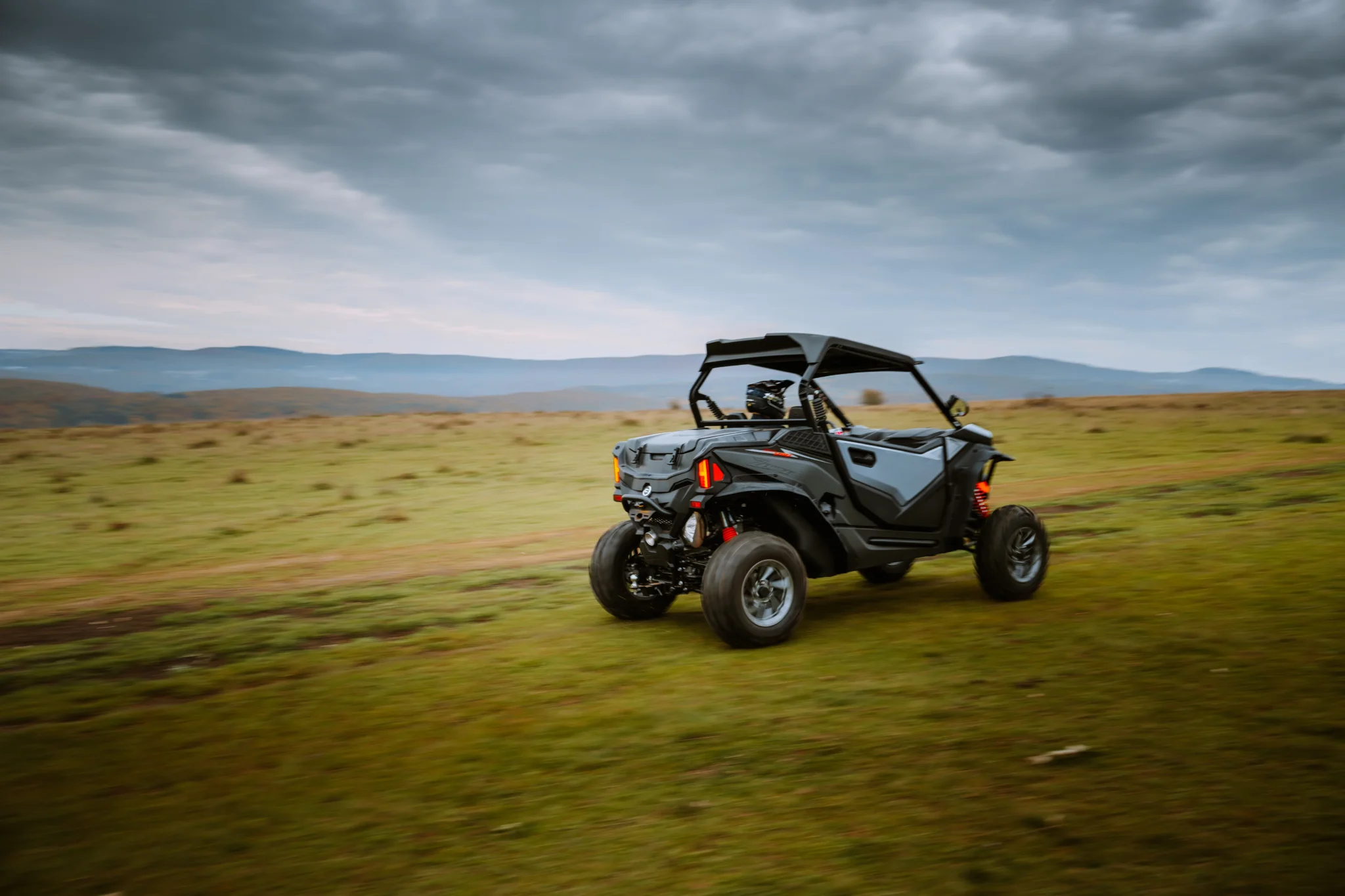 O CFMoto ZForce 950 Sport é um UTV de alto desempenho com motor V-Twin de 963 cc, 85 cv, suspensão independente e direção assistida, projetado para aventuras off-road com agilidade e conforto.