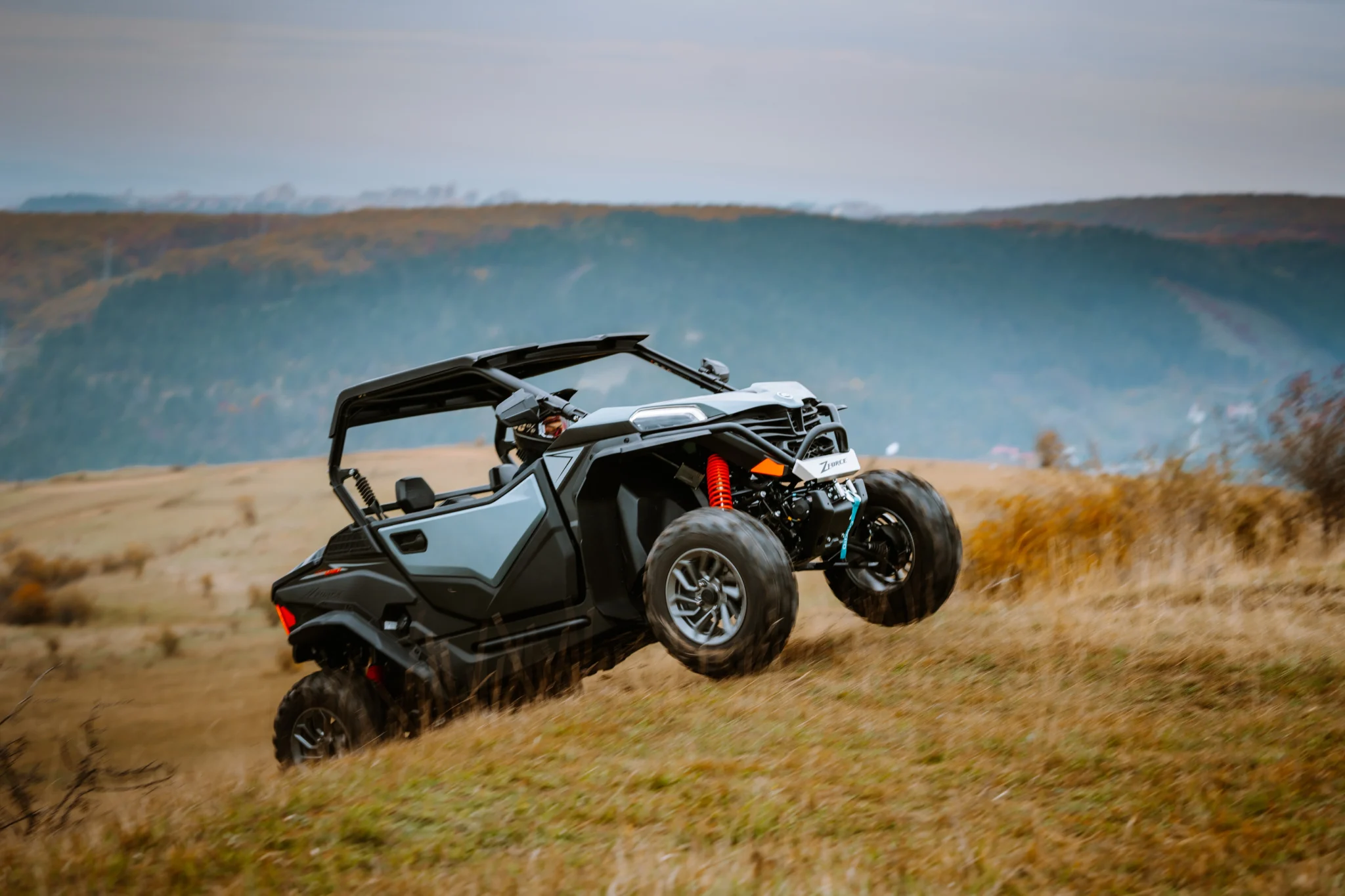 O CFMoto ZForce 950 Sport é um UTV de alto desempenho com motor V-Twin de 963 cc, 85 cv, suspensão independente e direção assistida, projetado para aventuras off-road com agilidade e conforto.