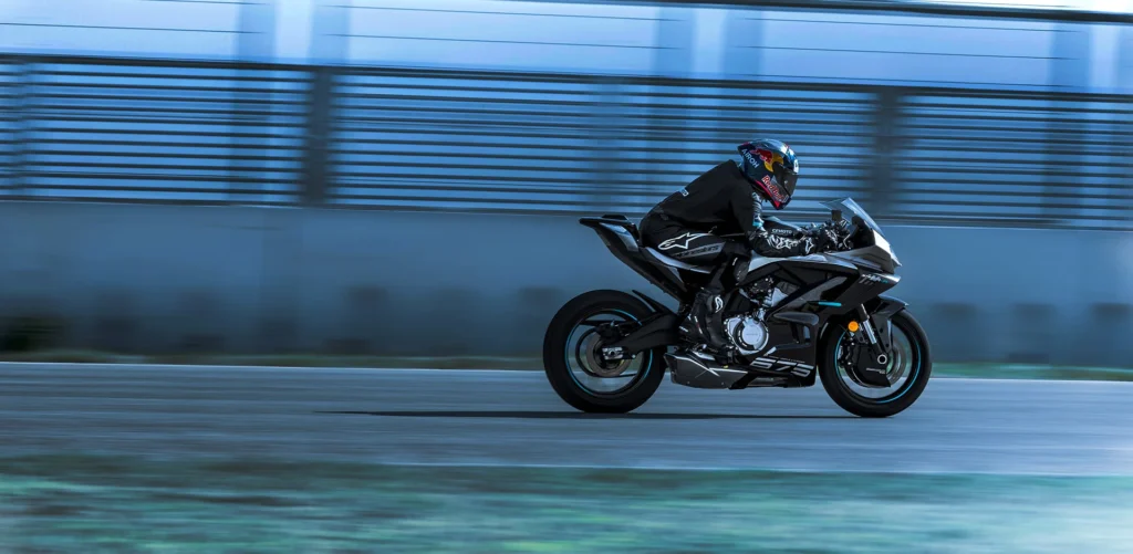 A nova CFMOTO 675SR-R chegou para dominar as pistas e o asfalto com potência, precisão e estilo agressivo. Sinta a emoção em cada curva!"
