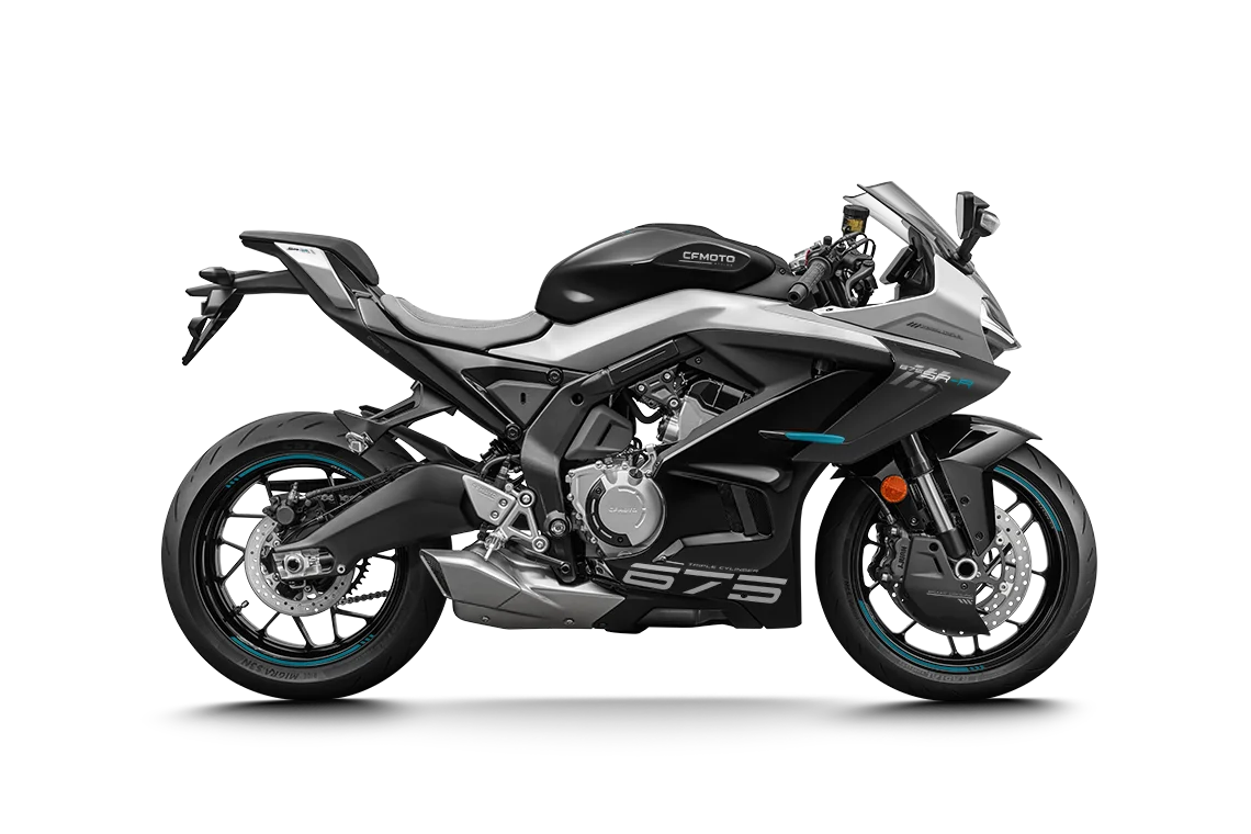 Imagem lateral da motocicleta esportiva CFMOTO 675SR-R, com design aerodinâmico, pintura em preto e prata, detalhes em azul nos pneus e carenagem agressiva que destaca a performance e sofisticação do modelo."